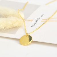 Collier avec pendentif en forme de pièce de monnaie gravée, personnalisé avec des lettres de nom, en argent sterling 925 plaqué or