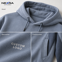 Sweat à capuche personnalisé en polycoton bleu poussière avec panneaux contrastants, poche latérale zippée et motif graphique, style décontracté, sportif et streetwear