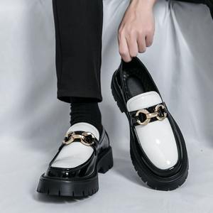 <span class=keywords><strong>รองเท้า</strong></span>โลฟเฟอร์หนังแก้วสองสีสำหรับผู้ชาย <span class=keywords><strong>พื้น</strong></span>หนาแบบแพลตฟอร์ม ประดับหัวเข็มขัดรูปม้าสีทอง เหมาะสำหรับใส่ลำลองในชีวิตประจำวัน ใส่ทำงาน หรือใส่ในเมือง - Product Image 1