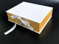Boîtes cadeaux rigides en papier magnétique noir, rose et blanc personnalisées avec insert en tissu satiné champagne pour l'emballage de perruques et d'extensions de cheveux