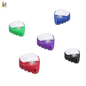 Vente en gros de pâte pour accessoires matière <span class=keywords><strong>plastique</strong></span> triangle en forme de coeur ukulélé médiator étuis portatifs collants à la main - Product Image 6