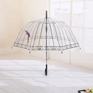 Ombrello trasparente in plastica a cupola trasparente semplice per la giornata piovosa con pappagallo