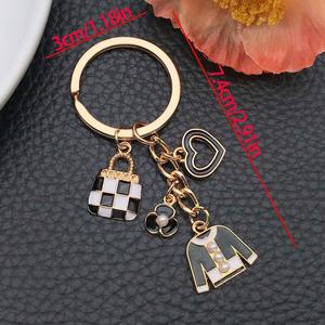 Ensemble de porte-clés personnalisés plaqués or avec breloques lèvres et roses, cadeau de bureau tendance pour femmes, fabrication OEM en petites séries - Product Image 6