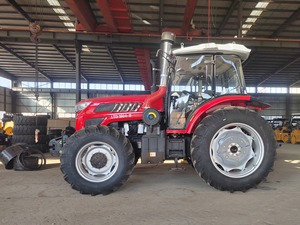 Tracteur à roues LUTONG Agricultural Machinery LTD1604 160 CV 4RM avec moteur YTO, boîte <span class=keywords><strong>de</strong></span> vitesses et <span class=keywords><strong>pompe</strong></span> pour usage agricole - Product Image 3