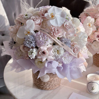 Vente en gros de paniers de fleurs tissées en herbe Seau à étreindre Bouquet de roses à main Arrangement décoratif de fleurs fraîches