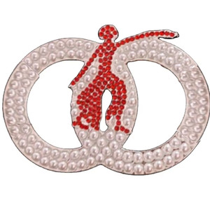 Spilla da bavero in argento DST Sorority Famous Delta CC Sorority, di design, con perla Rossa Lady Fortitude, gioiello - Product Image 1