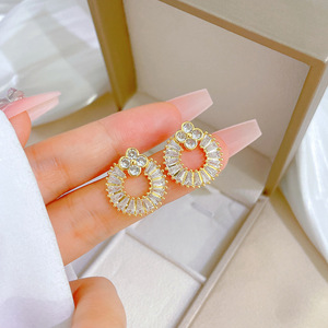 Ensemble collier et boucles d'oreilles en laiton micro-incrusté de zircon, plaqué or 18 carats PVD, avec chaîne en acier inoxydable et pendentif trèfle circulaire - Product Image 4
