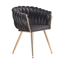 Chaise de salle à manger de luxe avec revêtement en velours et pieds en métal doré, idéale pour la salle à manger et le salon.