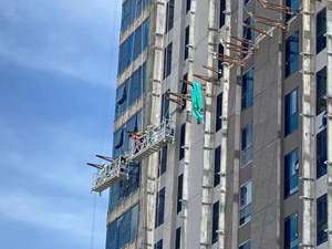 Plate-forme de travail suspendue électrique d'ascenseur de cargaison d'étape d'oscillation réglable de taille élevée pour des ateliers de réparation de machines de chantiers de construction - Product Image 2