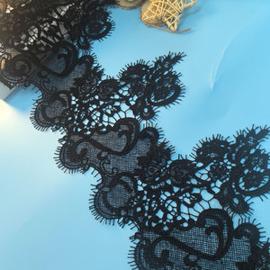 Passamaneria in pizzo ricamato floreale in poliestere nero idrosolubile effetto seta latte, 23,5 cm, bordo in pizzo bianco ricamato, all'ingrosso - Product Image 4