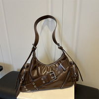 Sac fourre-tout bandoulière rétro tendance 2026 avec rivets et fermeture éclair, couleur unie, style motard, idéal pour le dropshipping