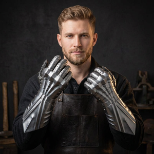ถุงมือเหล็กโบราณทำมือ สไตล์ยุคกลาง ลายนูนแบบโมเดิร์น สำหรับนักรบ  ถุงมือเกราะกันกระแทกแบบกอธิค สำหรับงานเทศกาลยุคเรอเนซองส์ - Product Image 1
