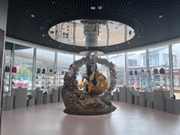 Statue de tête mécanique avec lunettes VR Art futuriste accrocheur pour la promotion des entreprises
