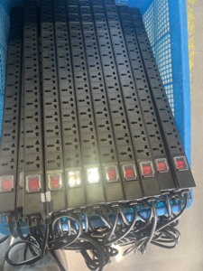 PDU อลูมิเนียมอัลลอยด์แบบติดตั้งบนแร็คขนาด 19 นิ้ว 1U พร้อมเต้ารับอเนกประสงค์ 6-8 ช่อง 10A/16A 220V ได้รับการรับรองมาตรฐาน CE/VDE รับประกัน 3 ปี สำหรับศูนย์ข้อมูล - Product Image 3