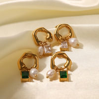 Boucles d'oreilles pendantes en perles d'eau douce naturelles Boucles d'oreilles créoles en acier inoxydable plaqué or 18 carats incrustées de zircon vert blanc