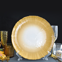 Assiette de présentation en verre irisé arc-en-ciel avec bord doré pour décoration de mariage, fête ou événement