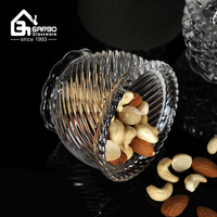 Plat à bonbons en verre couvert de stock Bocal à bonbons en verre sculpté avec couvercle Petit récipient de stockage en verre