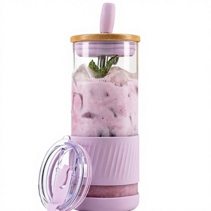Bicchiere in Vetro con Coperchio in Bambù e Cannuccia per Caffè Freddo/Smoothie, Senza BPA, Riutilizzabile, Design Moderno, con Manicotto in Silicone e Coperchio in Bambù - Product Image 1