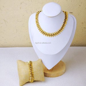Collar de cadena tipo gargantilla con púas estilo Monet vintage, chapado en oro, de acero inoxidable, venta al por mayor - Product Image 1