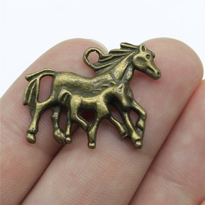Colgante de Caballo y Potro 28x23mm de Aleación de Zinc Plateado Antiguo para Decoración de Cintas de Exhibición Ecuestre - Product Image 3