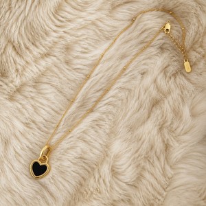 Colliers pendentifs cœur en émail noir plaqué or OEM/ODM en gros, chaîne perlée, bijoux délicats pour femmes - Product Image 2