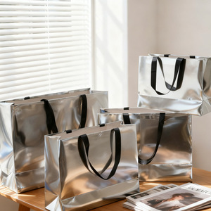 Sacs en <span class=keywords><strong>papier</strong></span> shopping argentés métallisés brillants, base renforcée et carton épais, sacs cadeaux de luxe pour cosmétiques et vêtements - Product Image 3