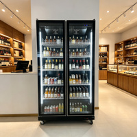 Réfrigérateur commercial vertical à trois portes vitrées pour la présentation de vins à température constante, idéal pour les bars, les hôtels et les restaurants