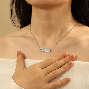 Vente en gros de colliers pour cadeaux de fête des mères colliers à breloques en diamant avec lettres <span class=keywords><strong>MAMA</strong></span> BABY LUCKY <span class=keywords><strong>QUEEN</strong></span> pour femmes - Product Image 4