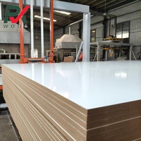 Panneau MDF/HDF mélaminé Darx 4*8 pieds 2100*2800 ou 1830*2750 12mm 15mm 16mm 18mm Panneau MDF haute brillance pour meubles