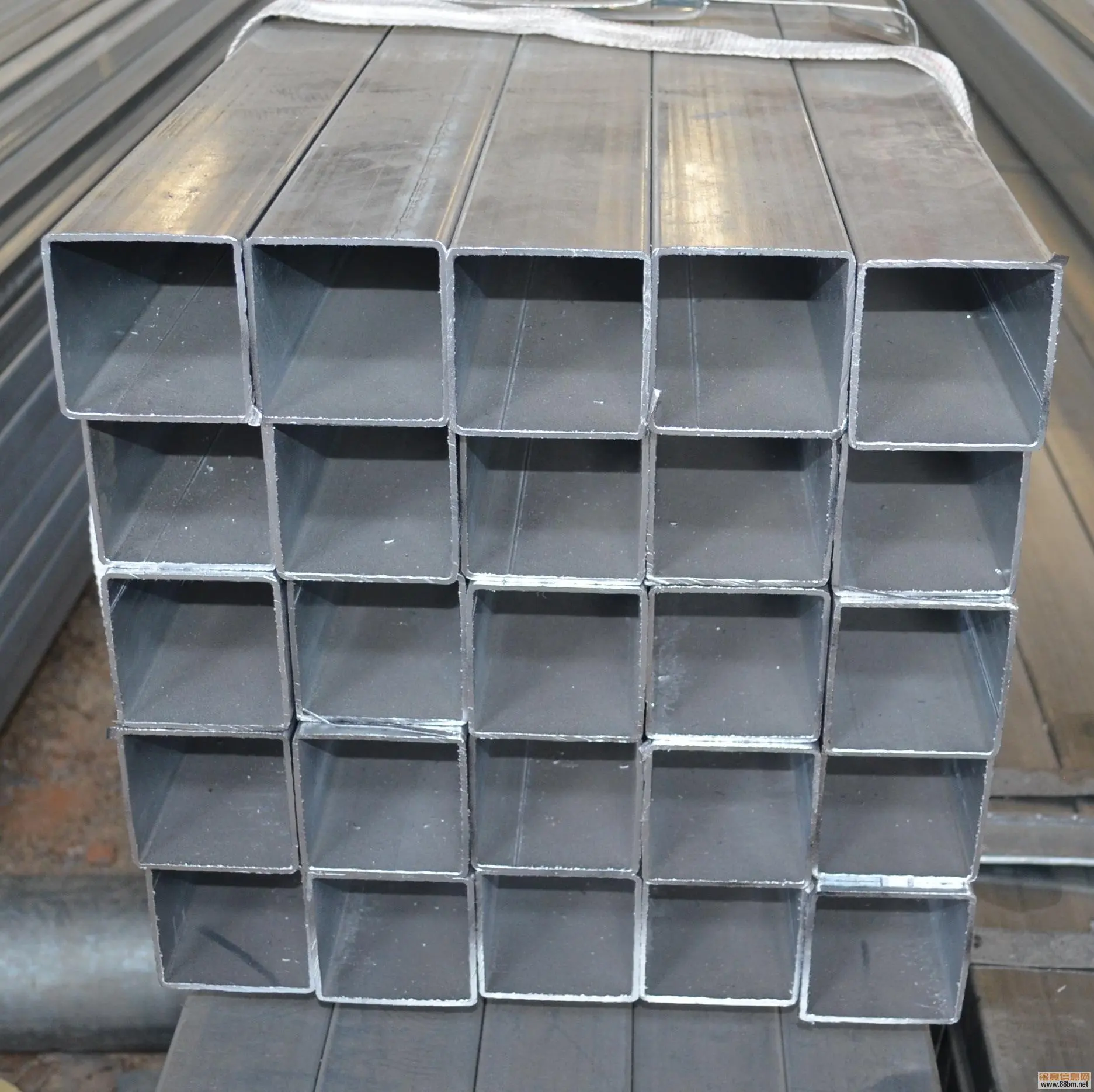أنابيب مغلفنة مجلفنة 2 × 3 مغطسة ساخنة من المصنع أنابيب فولاذية مربعة مغلفنة مسبقًا لـ shs rhs ولوح الأسوار