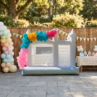 Château gonflable blanc moderne avec guirlande de ballons pour fête d'enfants et décoration de mariage