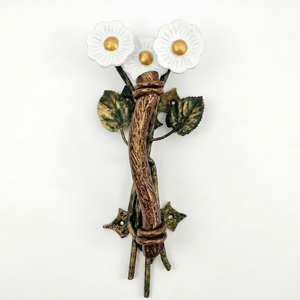 Poignée de portail traditionnelle en fer forgé à la main ; Résistante à la rouille, facile à installer ; Comprend un motif de marguerite blanche avec un centre jaune - Product Image 1