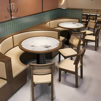 Meubles de café-restaurant, tables en bois brun, canapé en cuir véritable beige et chaises à cadre en bois pour café