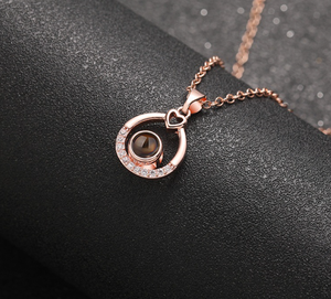 Collana con Proiezione Fotografica Personalizzata '<span class=keywords><strong>Ti</strong></span> <span class=keywords><strong>Amo</strong></span>' in 100 Lingue, Ciondolo Rotondo in Zircone con Immagine Nascosta, Regalo Romantico <span class=keywords><strong>per</strong></span> <span class=keywords><strong>Lei</strong></span> - Product Image 6