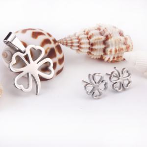 Ensemble de bijoux en gros pour femmes : collier et boucles d'oreilles en acier inoxydable plaqué or 18 carats avec pendentif porte-bonheur - Product Image 3