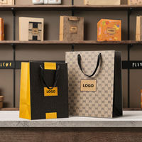 Sac de transport en papier kraft avec poignée marron recyclable, impression d'écran de luxe écologique personnalisée pour les vêtements, les chaussettes, le logo pour votre entreprise
