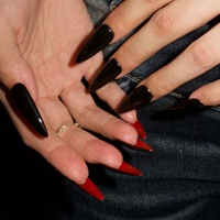 Ongles à presser en acrylique forme amande, style French manucure contrastant foncé et épicé, options de vernis personnalisables, vente en gros pour les fêtes d'Halloween