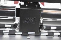 Высокоскоростной сервоприводной резак для этикеток Anycut SVD370DW_RL, формат A3+, 370 мм, для самоклеящихся этикеток, с выдвижным лотком для бумаги и колесом подачи