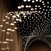 Lustre suspendu moderne en acrylique à plusieurs têtes, design artistique 'Star Shower', personnalisé pour salle de banquet, hôtel, villa et projets d'éclairage