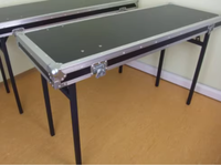 2 tables de travail DJ portables assemblées avec un flight case, table de DJ en aluminium avec flight case