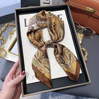 Foulard carré en soie pour femme avec motifs variés - Foulard imprimé numériquement pour usage quotidien et activités de plein air