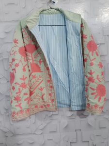 เสื้อแจ็คเก็ตปักลายทำมือชิ้นนี้ แสดงถึงงานฝีมืออันเหนือกาลเวลา พร้อมดีไซน์ลายดอกไม้ที่งดงาม แรงบันดาลใจจากประเพณีดั้งเดิม - Product Image 6