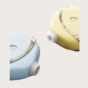 Een kleine visvormige vrouwelijke masturbator met een draagbaar en schattig ontwerp met zuig-, vibratie- en tikfunctie - Product Image 2