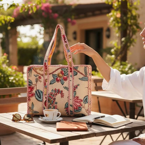 Sac fourre-tout matelassé en coton à motifs floraux vintage, sac à main fait main, sac à bandoulière bohème, sac de voyage et de quotidien - Product Image 1