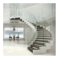 Escalier incurvé décoratif moderne avec marches en pierre artificielle pour appartement