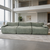 Canapé nuage à profil bas 3 places, modulaire et moelleux, pour salon loft à plafond haut et concept ouvert, décoration de luxe discret