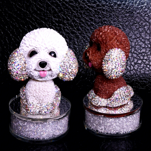 Adorno de coche con forma de perro con diamantes incrustados, figura de dibujos animados con cabeza oscilante, decoración de diamantes de imitación blancos y marrones, hecho en China, para regalos de coche - Product Image 2