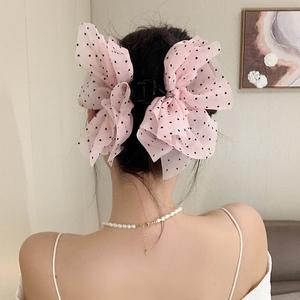 Pinza de pelo grande con lazo de malla, accesorio de tela con puntos ondulados, pinza de plástico tipo tiburón - Product Image 3