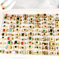 Vente en gros de bagues vintage de grande taille en acier inoxydable plaqué or 18 carats avec pierres naturelles, assortiment de styles aléatoires, bijoux pour femmes et hommes