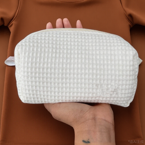 กระเป๋าเครื่องสำอางผ้าฝ้ายพิมพ์ลายวาฟเฟิลเรียบง่ายทันสมัย พร้อมโลโก้สั่งทำ ของขวัญสำหรับเจ้าสาว - Product Image 4